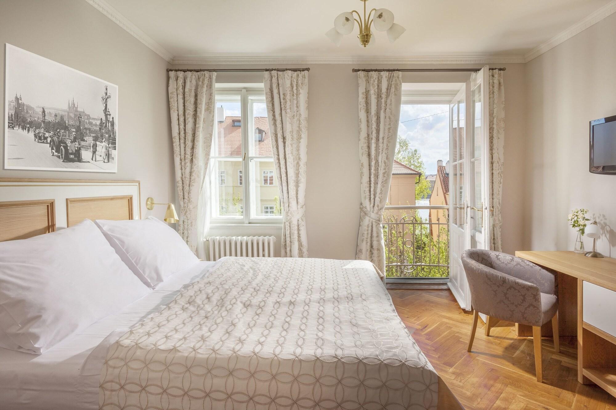 Hotel At The Golden Scissors Prag Dış mekan fotoğraf