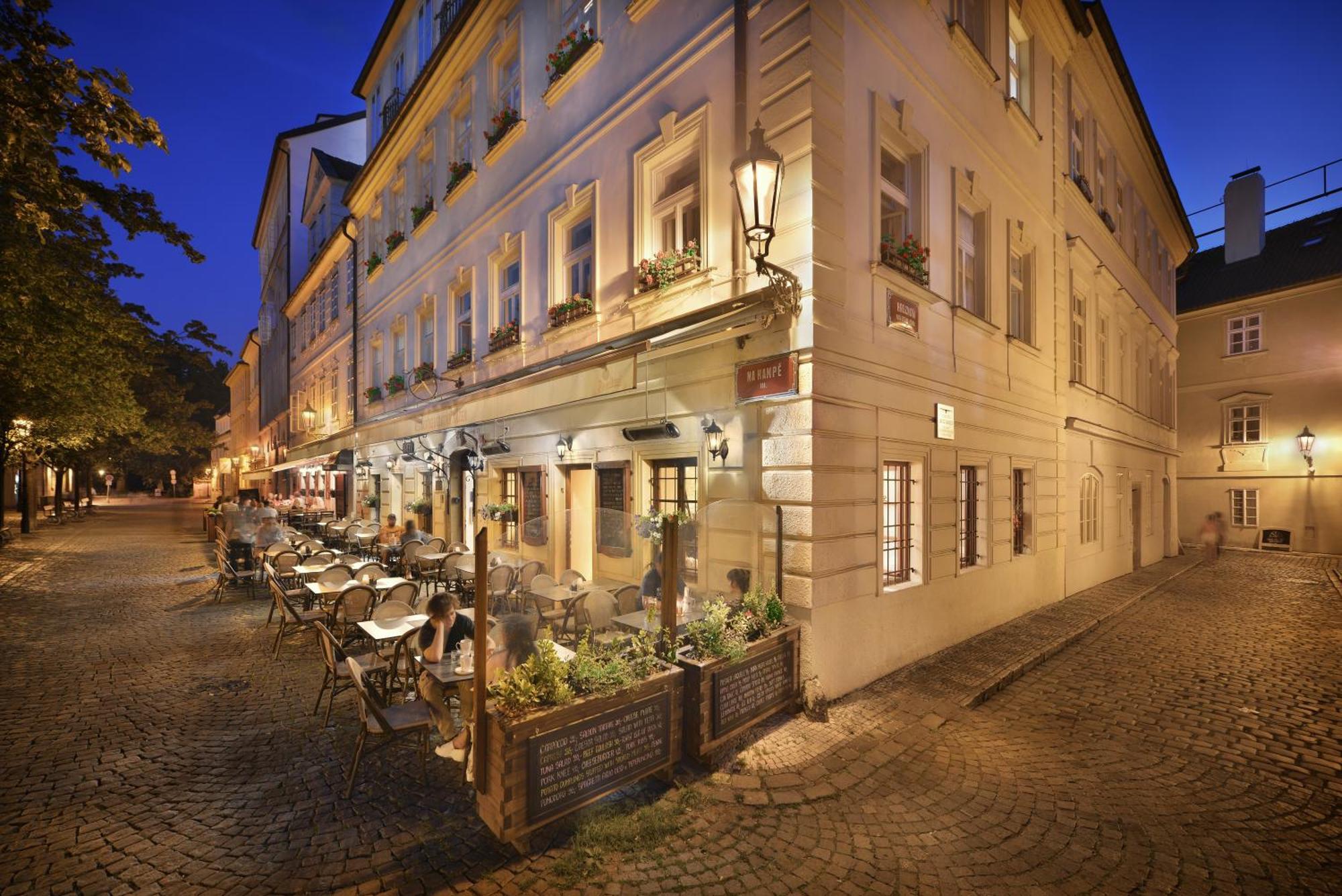 Hotel At The Golden Scissors Prag Dış mekan fotoğraf