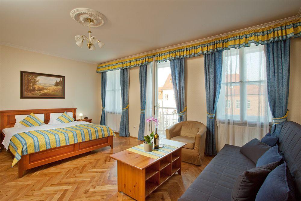 Hotel At The Golden Scissors Prag Dış mekan fotoğraf