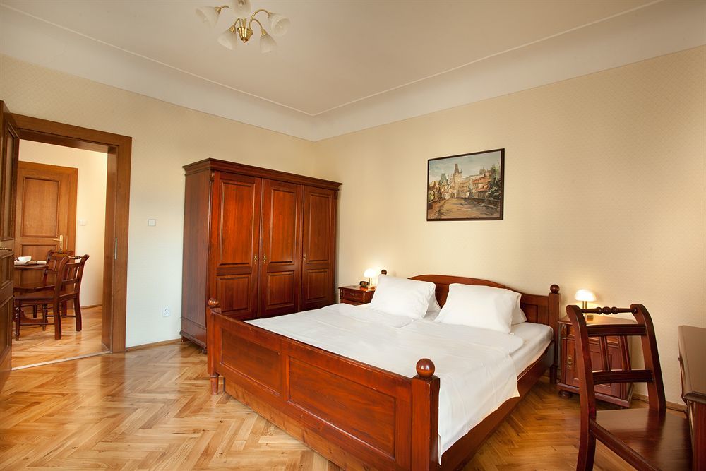 Hotel At The Golden Scissors Prag Dış mekan fotoğraf