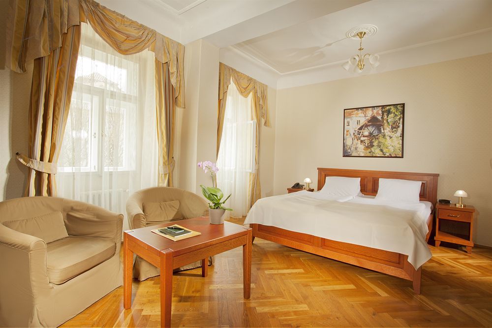 Hotel At The Golden Scissors Prag Dış mekan fotoğraf