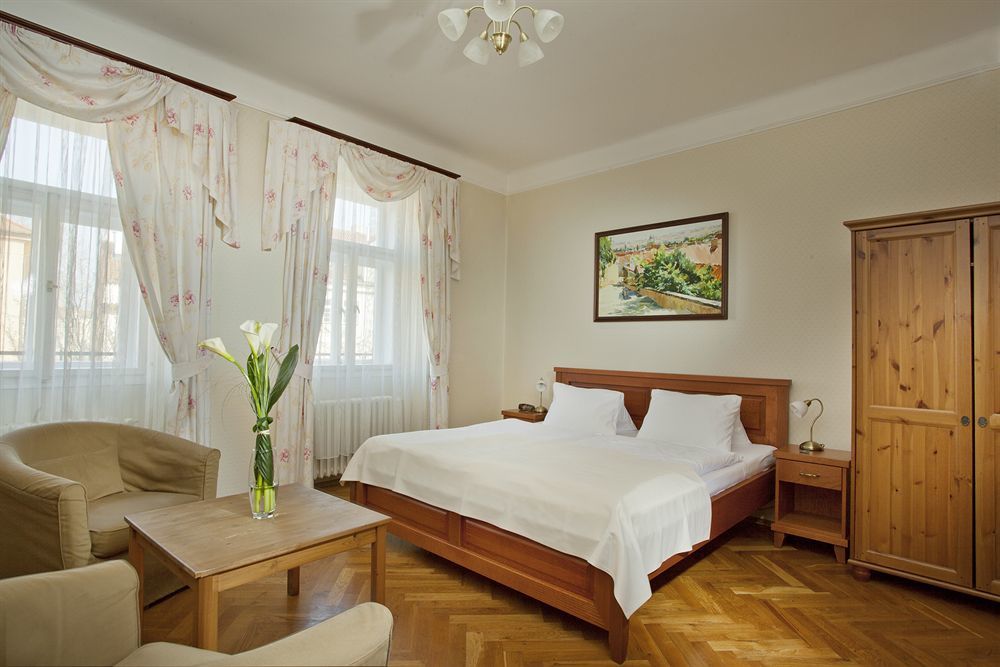 Hotel At The Golden Scissors Prag Dış mekan fotoğraf