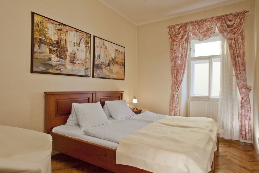 Hotel At The Golden Scissors Prag Dış mekan fotoğraf