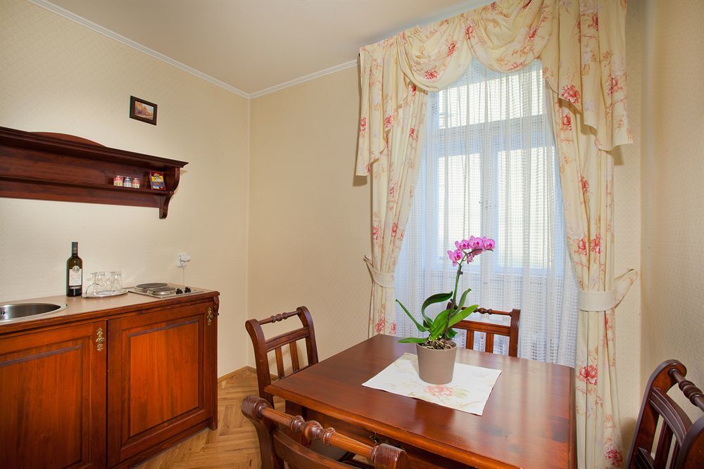 Hotel At The Golden Scissors Prag Dış mekan fotoğraf