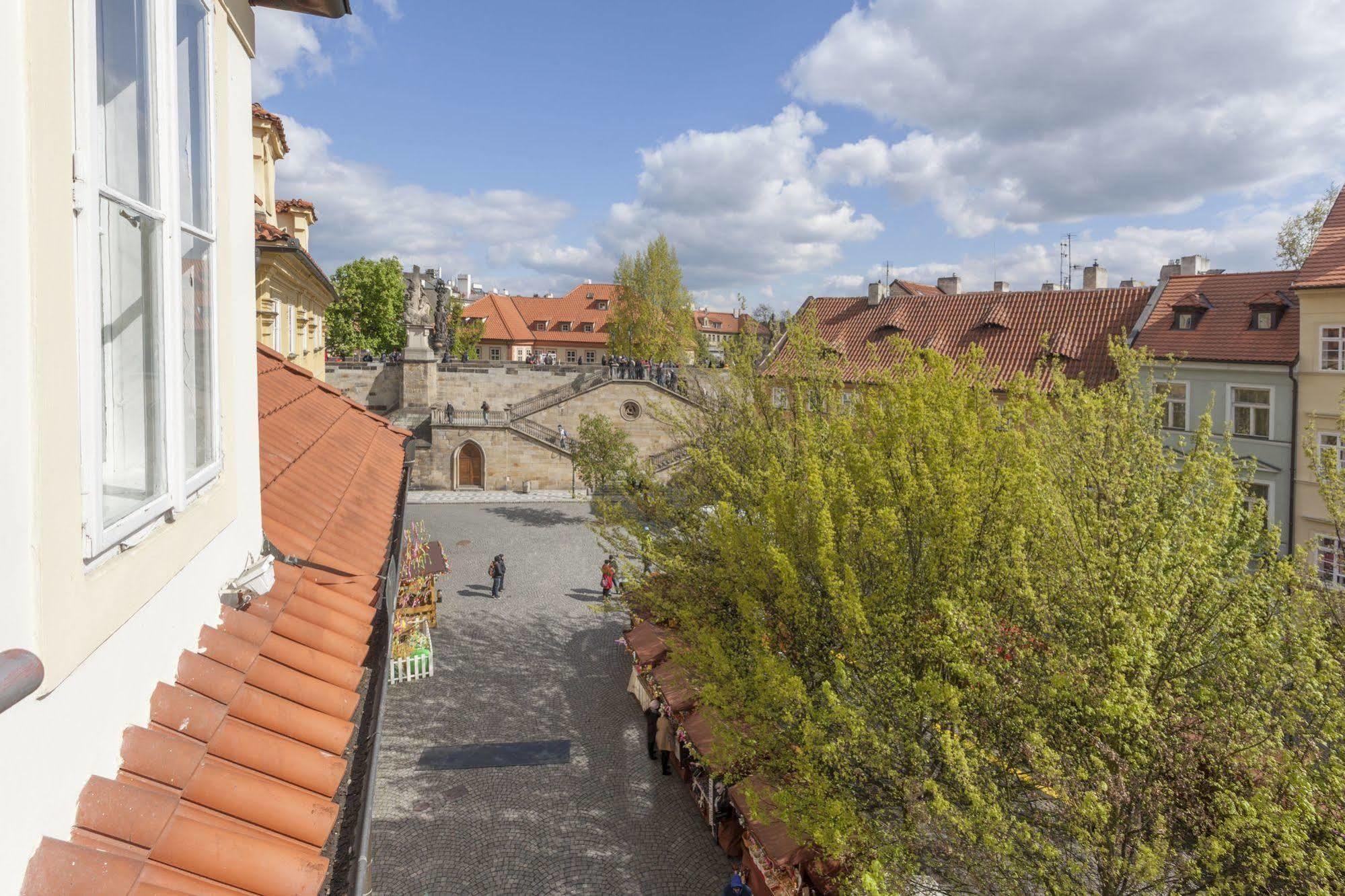 Hotel At The Golden Scissors Prag Dış mekan fotoğraf
