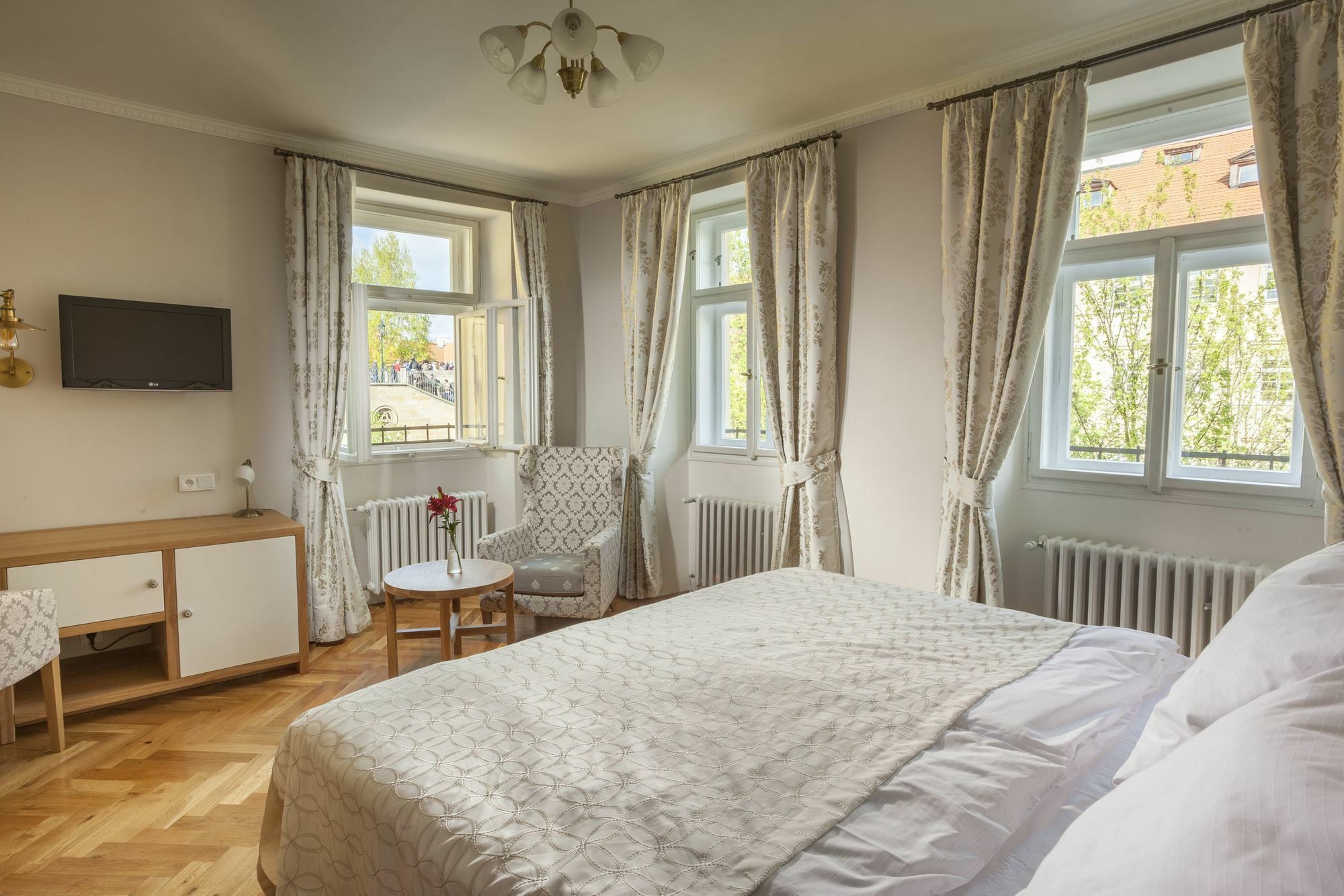 Hotel At The Golden Scissors Prag Dış mekan fotoğraf