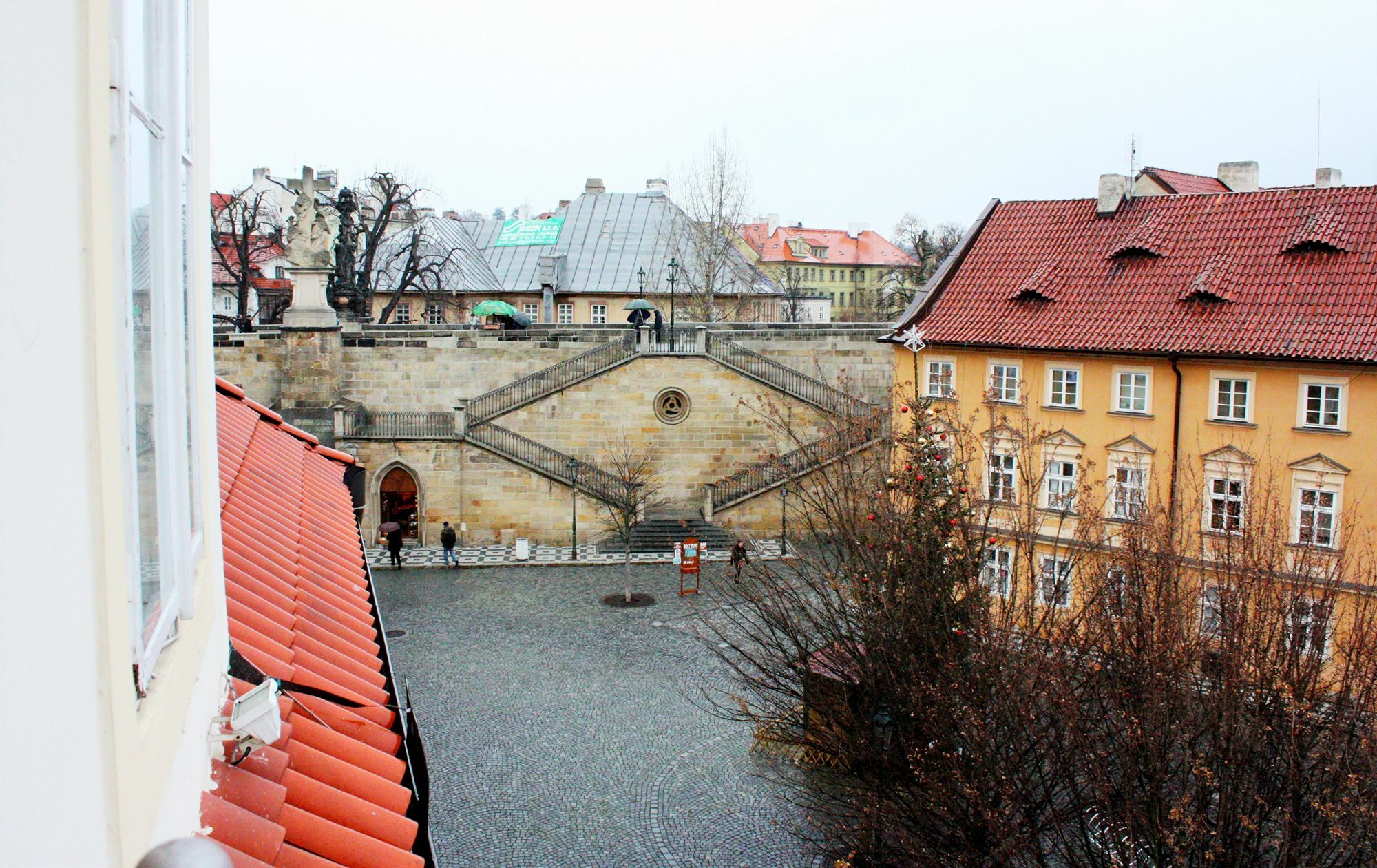 Hotel At The Golden Scissors Prag Dış mekan fotoğraf