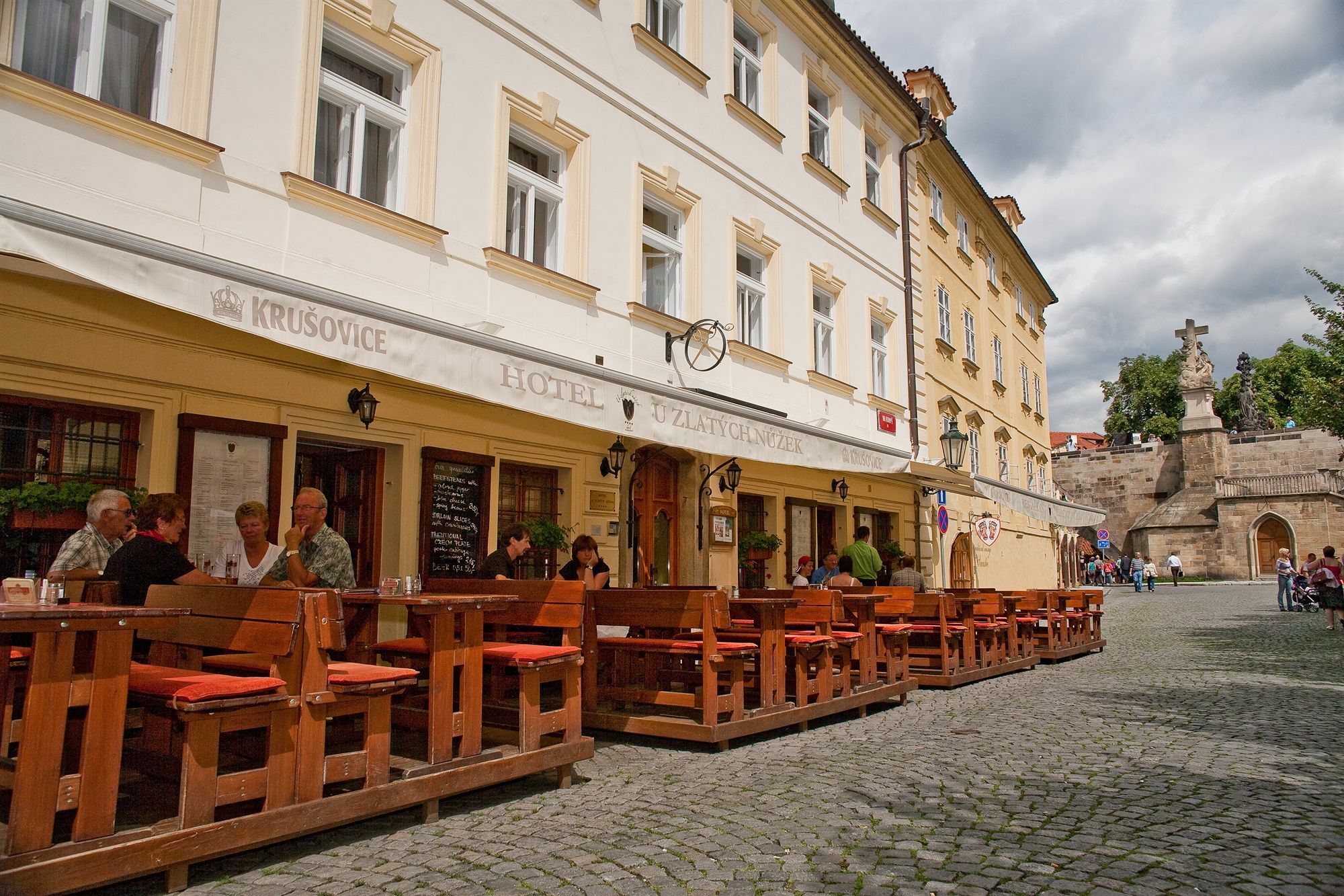 Hotel At The Golden Scissors Prag Dış mekan fotoğraf